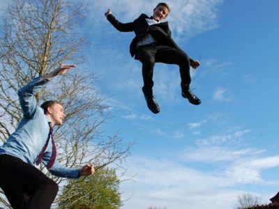 Höher springen mit dem Grundsprung beim Trampolin: So funktioniert der Strecksprung richtig