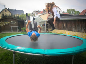 Trampolinspringen auf einem Gartentrampolin