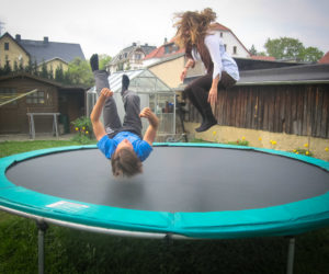 Trampolinspringen auf einem Gartentrampolin